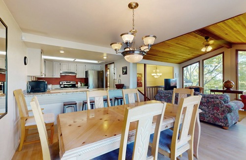 Bainbridge Island Casa | Golf-course-view house with deck, fireplace, grill - near ferry