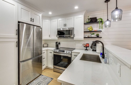 Salem Condominio | Golf Course View: Modern Keowee Key Condo!