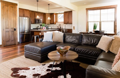 Cle Elum Cabina | Golf course view, private hot tub, close to the winery and more!