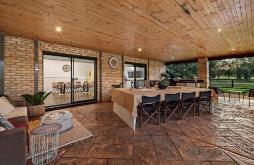 Cessnock Casa | Golf Course Views at Stonebridge 5mins to Vineyards