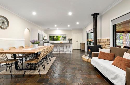 Cessnock Casa | Golf Course Views at Stonebridge 5mins to Vineyards