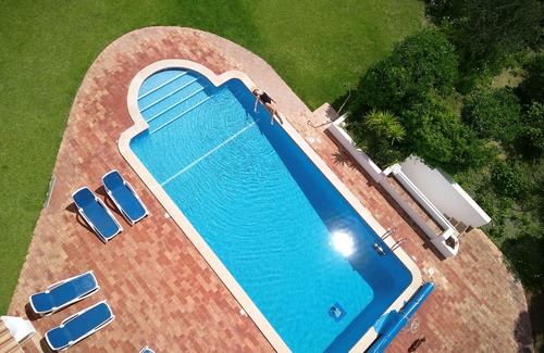 Portimao Villa | Villa de ensueño con piscina privada, gran jardín y vistas al mar.