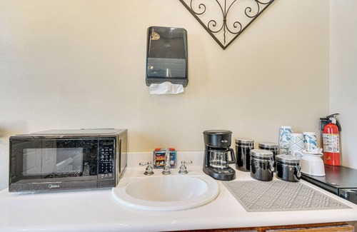 Atwater Apartamento | Golf, Fish & More: Cozy ‘Safari Unit’ in Atwater!