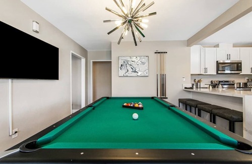 Townsite Casa | Golf, Hot Tub, Pool Table - Remodeled 3BR LV Home