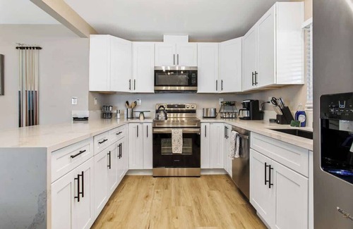 Townsite Casa | Golf, Hot Tub, Pool Table - Remodeled 3BR LV Home