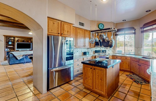 Tanque Verde Casa | Golf & mountain view desert home with shared pool and gym - dog-friendly