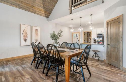 Table Rock Casa | Golf Simulator- Private Hot Tub- Lake Views- Free Daily Tickets- Close to Attractions