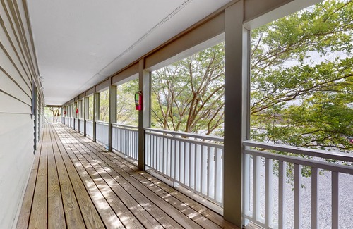 Baneberry Apartamento | Golf view, 2nd-floor studio with balcony, game room & gym - walk to Douglas Lake