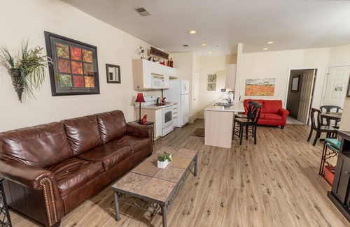 Branson Condominio | Walk-In "Hideaway at Holiday Hills" Condo w / Netflix / Jacuzzi / Golf / Piscina cubierta!