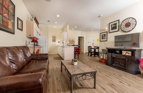 Branson Condominio | Walk-In "Hideaway at Holiday Hills" Condo w / Netflix / Jacuzzi / Golf / Piscina cubierta!