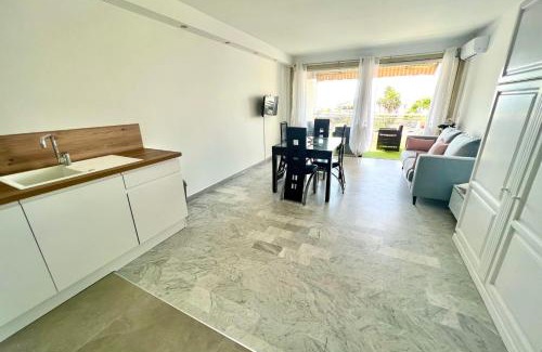 Golfe Juan Apartamento | Golfe Juan - Seafront - 2 People - Parking