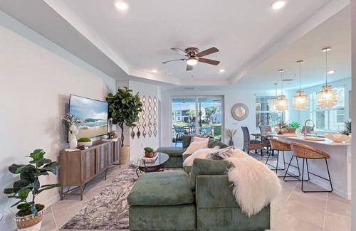 Fort Myers Condominio | Golfer's Paradise! Professionally decorated condo now available with full golf!