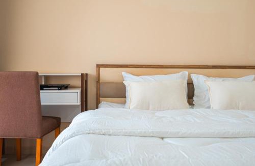 Al Hamra Village Apartamento | Golfside Serenity - Stylish 1 BHK by FREE Holiday Homes