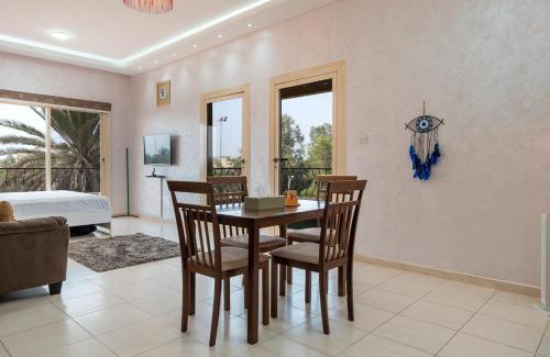 Al Hamra Village Apartamento | Golfside Serenity - Stylish 1 BHK by FREE Holiday Homes