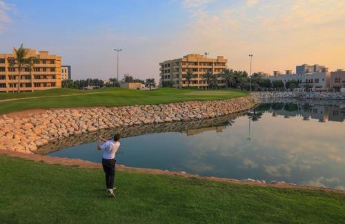 Al Hamra Village Apartamento | Golfside Serenity - Stylish 1 BHK by FREE Holiday Homes
