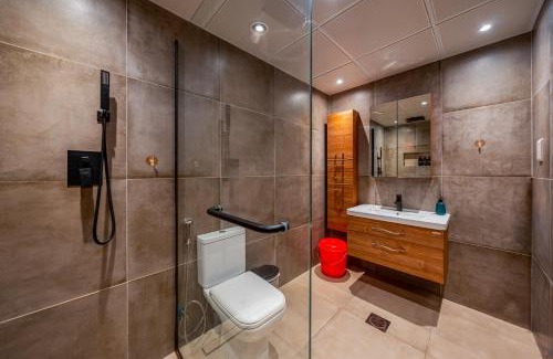 Al Hamra Village Apartamento | Golfside Serenity - Stylish 1 BHK by FREE Holiday Homes