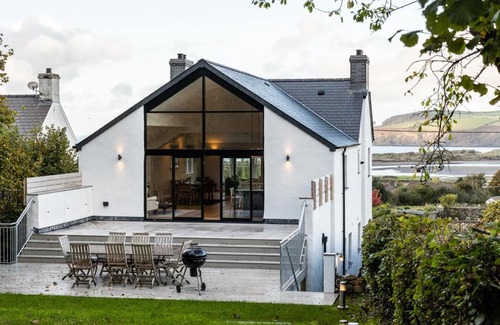 Newport Casa | Golwg y Lan - A stunning home for 10 with sea views