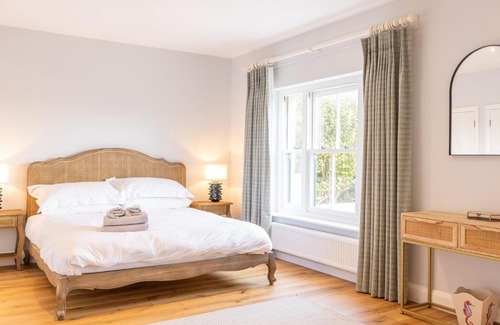 Newport Casa | Golwg y Lan - A stunning home for 10 with sea views
