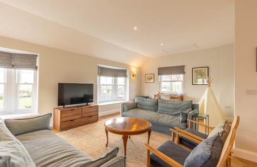Newport Casa | Golwg y Lan - A stunning home for 10 with sea views