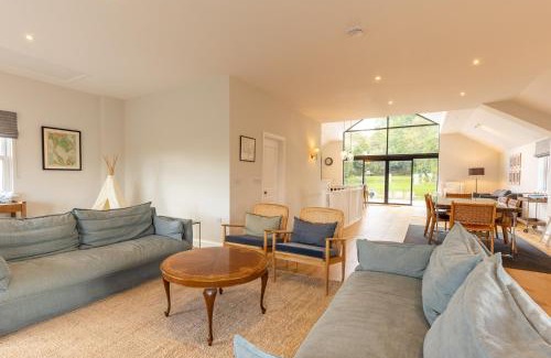 Newport Casa | Golwg y Lan - A stunning home for 10 with sea views
