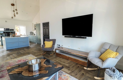Llanddulas Cabaña | GOLYGFA GELE, pet friendly, country holiday cottage in Llanddulas