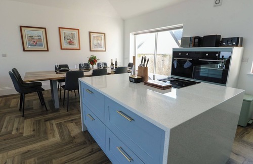 Llanddulas Cabaña | GOLYGFA GELE, pet friendly, country holiday cottage in Llanddulas