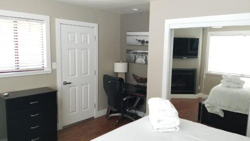 Lakeside Park Cabina | Gondola Lodge & Tahoe Beach Club