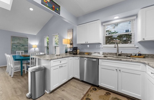 Northeast Virginia Beach Condominio | Gone Coastal Beautiful North End Close To Beach Access