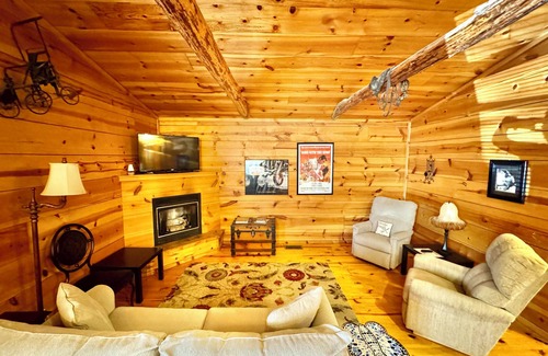 Mountain View Cabina | Gone With The Wind #47 New cabin to VRBO walking distance from courthouse square