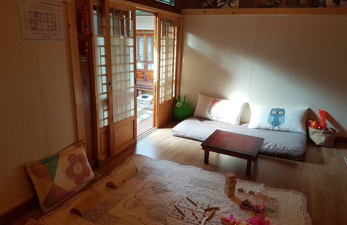 Samcheong-dong Casa | Gongsimga Hanok Guesthouse