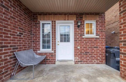 Brampton Casa | Good closer to Pizaa, grocery, bus stop