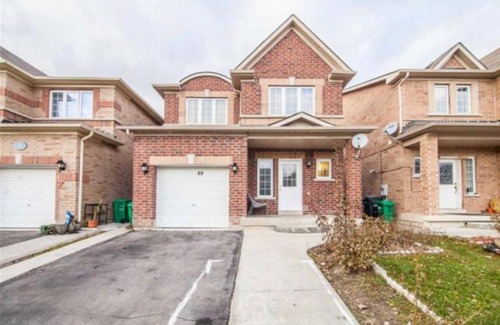 Brampton Casa | Good closer to Pizaa, grocery, bus stop