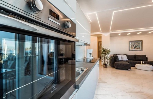 Preko Apartamento | Good Life Deluxe Seafront Apartment