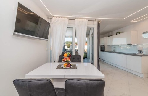 Preko Apartamento | Good Life Deluxe Seafront Apartment