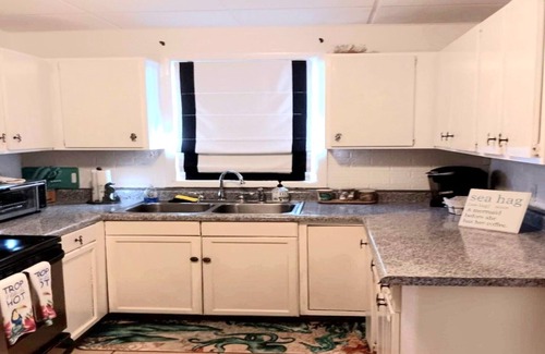 Smith's Memento Casa | Good Times! Beach cottage with hot tub, walk to beach! Unique amenities!