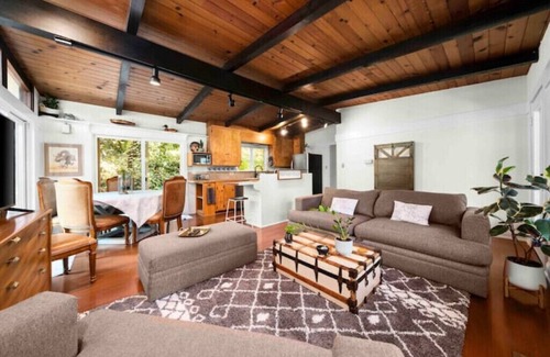 Auburn Casa | Good Vibes Bungalow with Hot Tub
