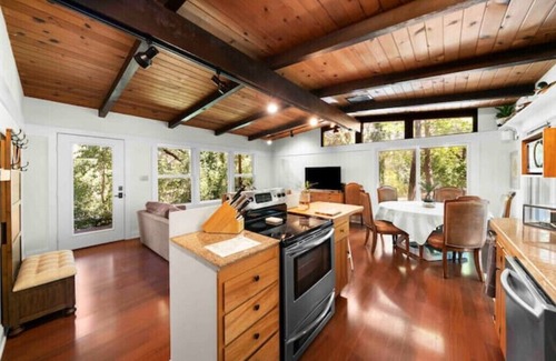 Auburn Casa | Good Vibes Bungalow with Hot Tub