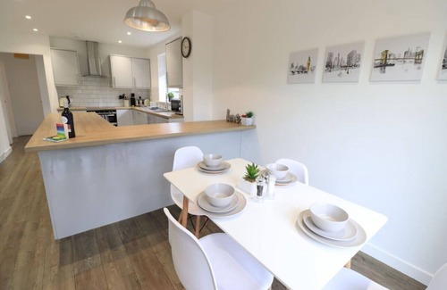Northampton Casa | 🌟Goodwood House w/ FREE Parking, Garden & Netflix🌟