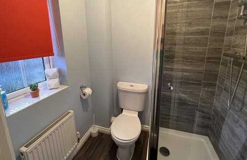 Corby Casa | Casa-Moderno-Baño con ducha-Vista a la Calle-comfortable