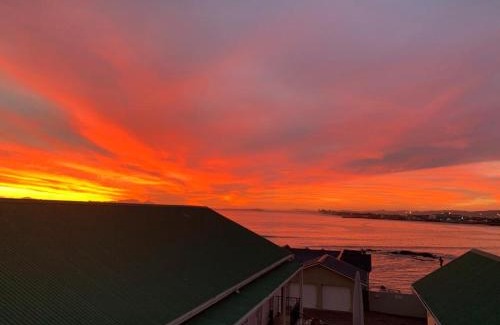 Gordons Bay Central Casa | Gordon's Beach Lodge