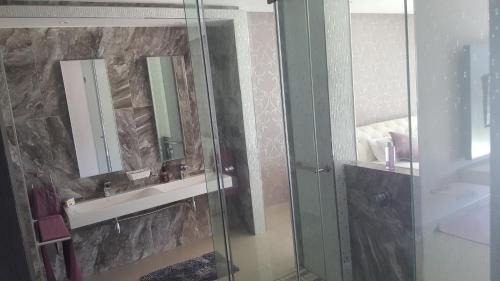 Mountainside Apartamento | GORDON's SHORE LUXURY APARTMENTS - Solar Powered