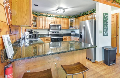 North Creek Cabina | Gore Mountain Cabin: Game Room & Fire Pit