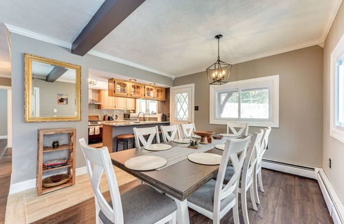 North Creek Cabina | Gore Mountain Retreat: Deck & Game Room