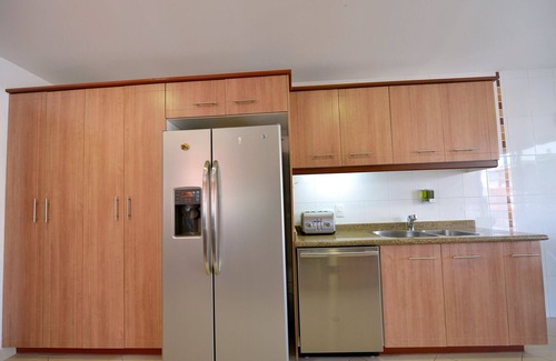 La Colina Condominio | ALDROVANDI Av Gonzalez Suarez, Recogida en el Airpt 5 Noches, JacuZ, Sauna, Piscina, Gimnasio