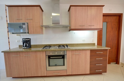 La Colina Condominio | ALDROVANDI Av Gonzalez Suarez, Recogida en el Airpt 5 Noches, JacuZ, Sauna, Piscina, Gimnasio