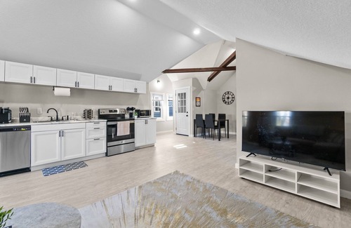 West Central Apartamento | Gorg Wooden Beams w/Brick Accents in Downtown Apt