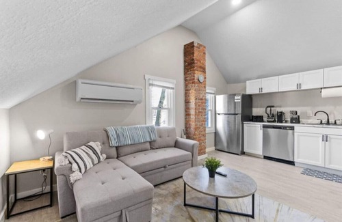 West Central Apartamento | Gorg Wooden Beams w/Brick Accents in Downtown Apt