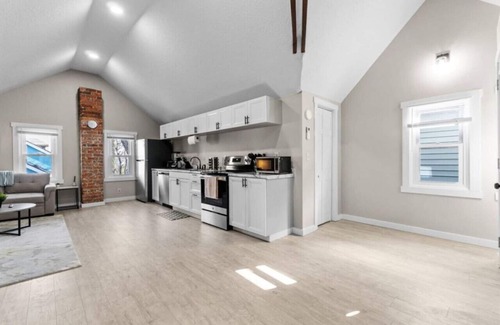 West Central Apartamento | Gorg Wooden Beams w/Brick Accents in Downtown Apt