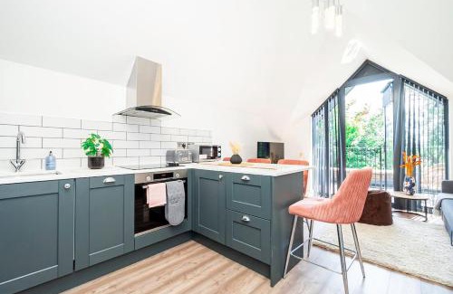 Acton Apartamento | Gorgeous 1-Bedroom Acton Flat with Two Balconies at Acton, Sleeps 4
