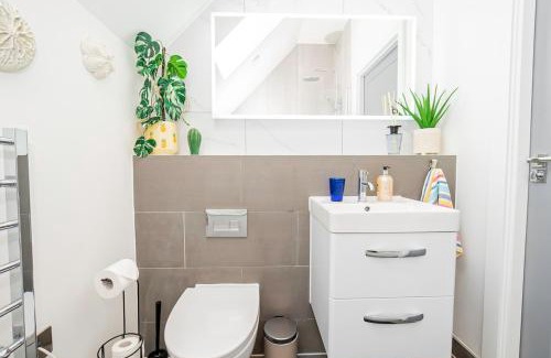 Acton Apartamento | Gorgeous 1-Bedroom Acton Flat with Two Balconies at Acton, Sleeps 4